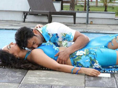 Hot Pics: Sana Khan returns to Tamil as Silk Smitha