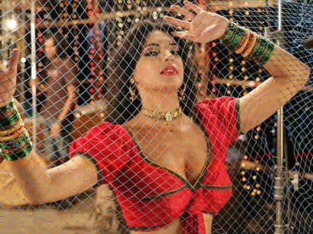 Pictures: Shweta doing item song in Sushanth's Adda