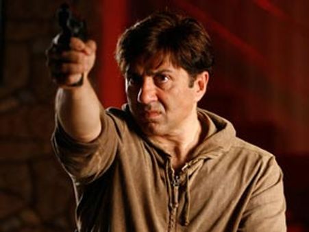 Sunny's wife turns writer, son assistant director for 'YPD 2'