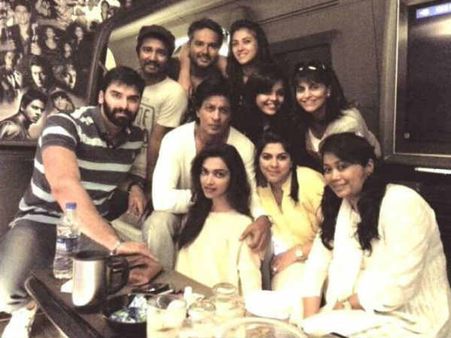 New Pictures: Shahrukh, Deepika have a gala time on the sets of Chennai Express