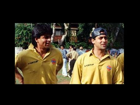 Pics: OMG! Shahrukh spotted at rival Salman's residence