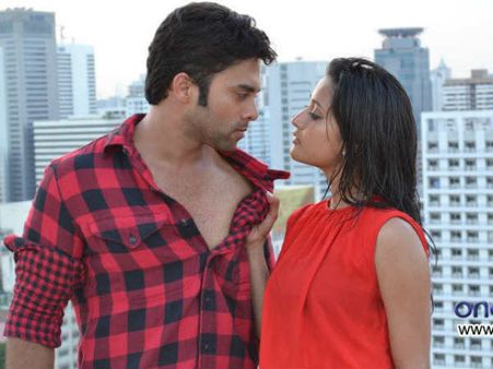 Vasool Raja - Movie Review: Not a paisa vasool entertainment