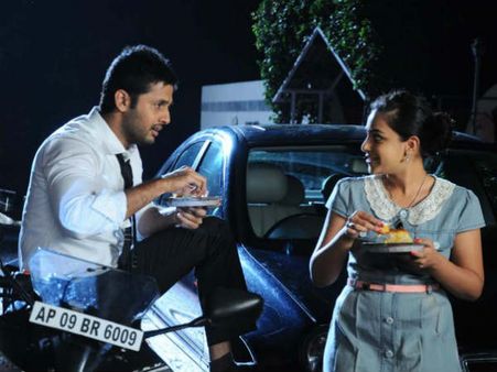 Gunde Jaari Gallanthayyinde (GJG) - Movie Review