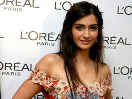 I am single and I don't react to rumours: Sonam Kapoor