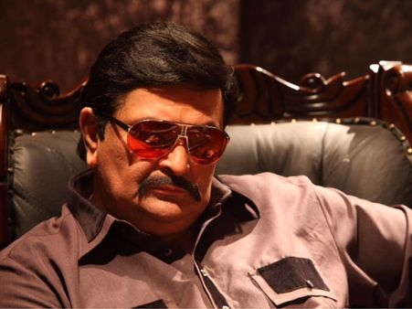Picture revealed: Rishi Kapoor’s much awaited look from D-Day