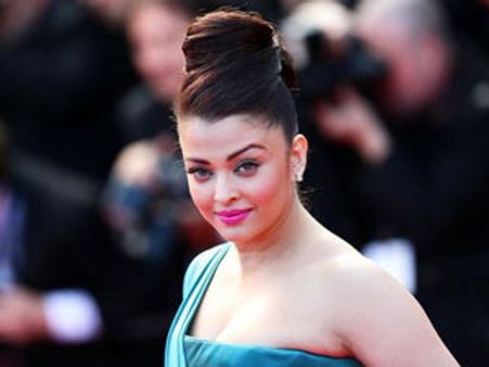 Why did Aishwarya Rai Bachchan extend her stay at the Cannes?