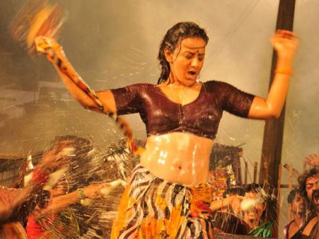 Pooja Gandhi's dare bare scenes, a hit in TN