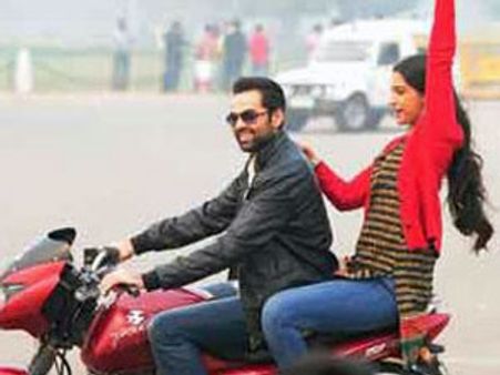 Watch: Soulful 'Tu Mun Shudi' from Raanjhanaa