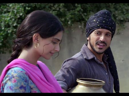 Bhaag Milkha Bhaag: Watch Farhan romancing Sonam in 'Mera Yaar'