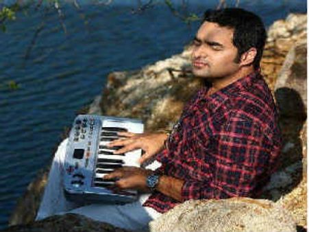 Gopi Sunder singing song for Shahrukh's Chennai Express