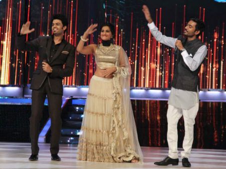 Dhanush and Sonam Kapoor in Jhalak Dhikla Jaa to promote Raanjhanaa
