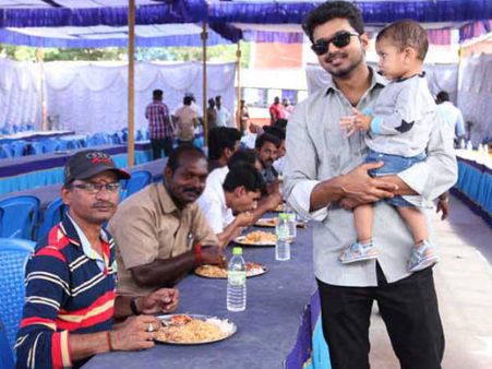Pics: Thalaivaa Vijay celebrates birthday on Jilla sets