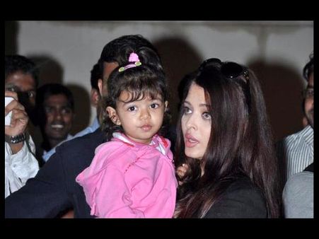 Airport Pictures: Abhishek comes to receive Aaradhya-Aishwarya Rai