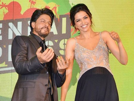 Shahrukh Khan dancing despite shoulder pain!