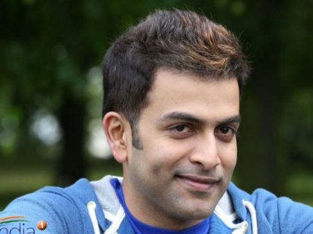 Prithviraj romances Andrea, Nanditha