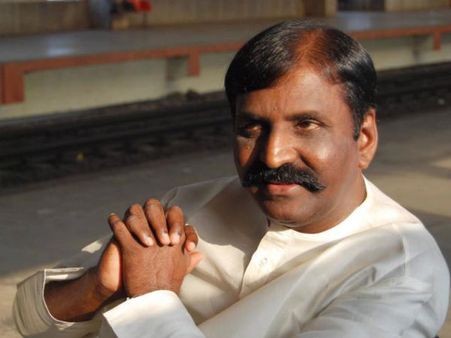 Honour The Living Instead Of Dead: Vairamuthu