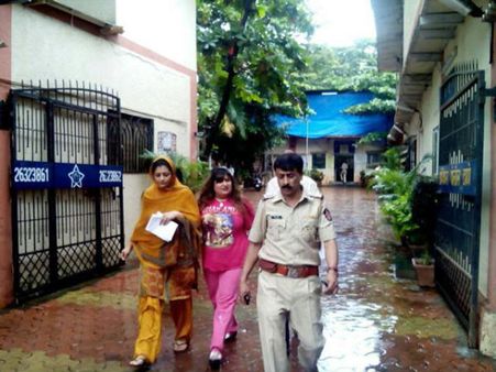 Actress Dolly Bindra Threatened At Gun Point In Mumbai