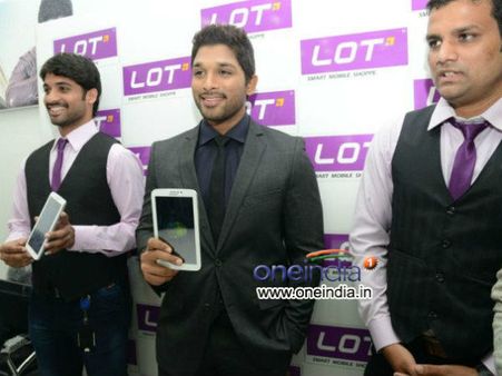 Photos: Allu Arjun Inaugurates Lot Mobile Store