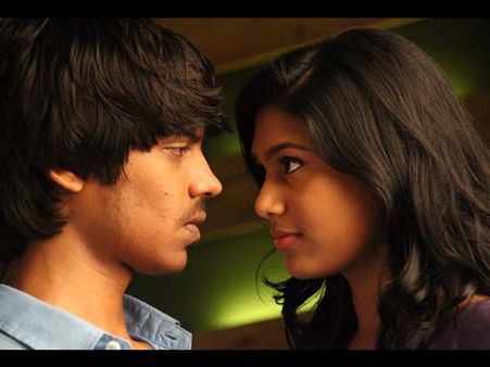 Aadhalal Kadhal Seiveer - Movie Review