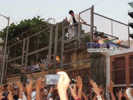 Is SRK Getting Threatened By Any Chance?