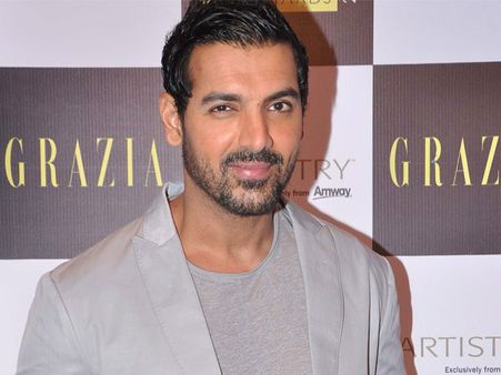 John Abraham Surprises KBC Contestant Mishra And Gifts A Bike!