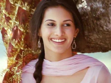 Love The Hospitality Of Tamil Industry: Amyra Dastur