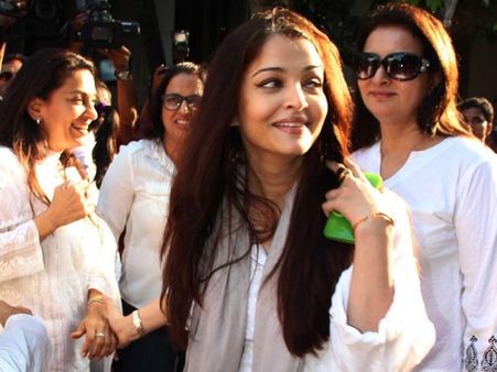 Aishwarya, Rani, Kajol, Sonali At Madhuri Dixit's Father's Prayer Meet