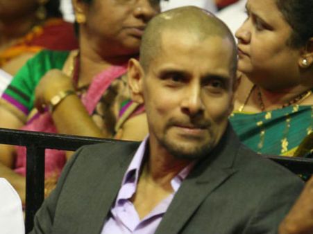 Vikram Tonsures for Ai: Pics Revealed