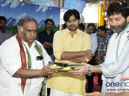 Pawan Kalyan Bails Out Attarintiki Daredi Maker From Credit Crunch