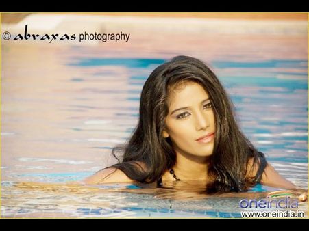 Poonam Pandey To Debut In Kannada