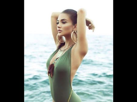 Photos: Ai's Hot Actress Amy Jackson In Swimsuit