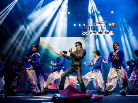 Shahrukh Khan Wishes Wife Gauri During His Temptation Tour!