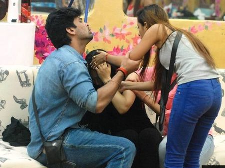 Bigg Boss 7 Box Task Stirs Havoc; Armaan Turns Violent, Falls At Kamya's Feet Later!