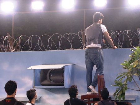 Bigg Boss 7: Tanisha Caught Smoking; Kushal Tries To Climb Out Of Bigg Boss House