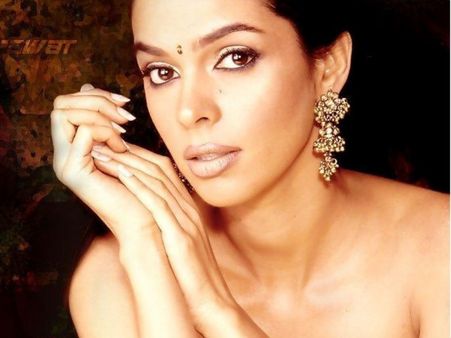 Mallika Sherawat's Kinkiest Gift - Silk Blindfold And An Ostrich Feather!