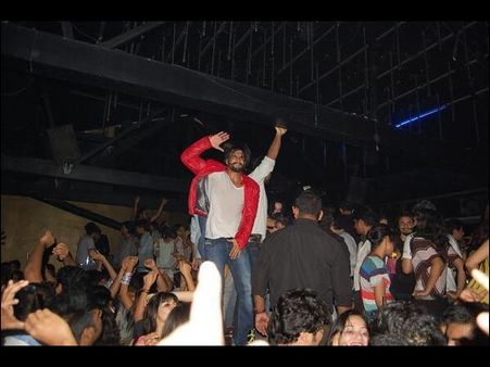Ranveer Singh Parties Hard, Sans Deepika Padukone!