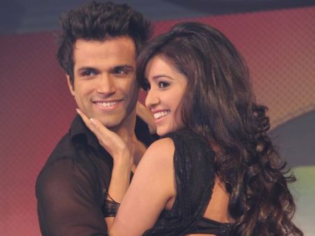Nach Baliye Accident - Rithvik Dhanjani Gets Stitches On Forehead, Asha Negi On Chin!