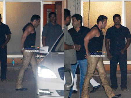 In Pics: Gauri Leaves Hubby Shahrukh, Celebrates Diwali With Salman Khan!
