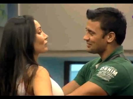 Bigg Boss 7: All Guys Speed-Date Sofia Hayat; Sofia Asks Sangram For A Kiss On Lips!
