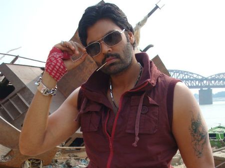 Ganesh Venkatram Enters Bollywood With Polladhavan Remake