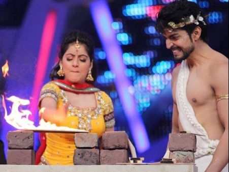 Deepika Singh Breaks Tiles On The Sets Of Nach Baliye 6!