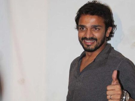 Vijay Raghavendra Croons For Radha!