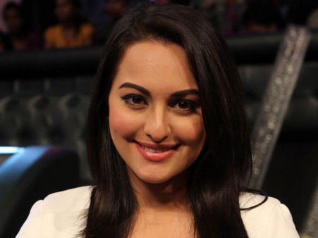 Sonakshi Sinha Walks In Too Late For Her Dad Shatrughan Sinha's Birthday!