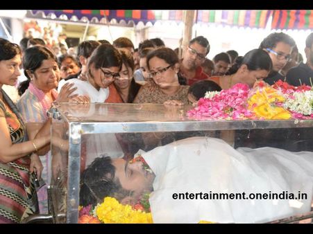 Uday Kiran's Fans Shout Anti-Chiranjeevi Slogans At Funeral