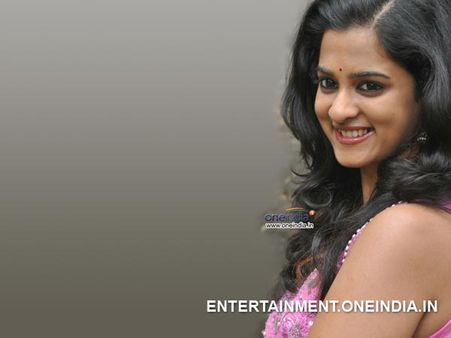 Nanditha Finds Malayalam Difficult!