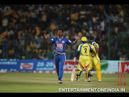 CCL 4: Chennai Rhinos V/S Karnataka Bulldozers Match Photos