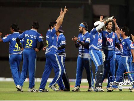CCL4: Karnataka Bulldozers Wins By 5 Wickets Against Veer Marathis