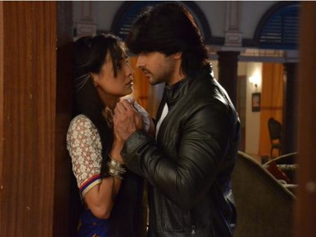 Rang Rasiya: Rudra Sets 2 Choices For Paro, She Chooses To Marry Him!