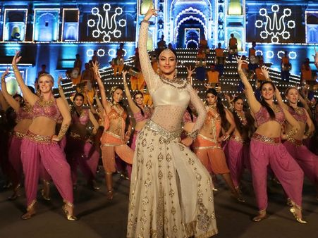 Sonam and Katrina Are Seniors: Sonakshi Sinha