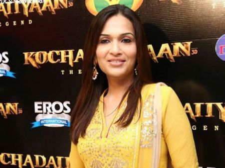 Soundarya Has Handled The Pressure Very Well: Vairamuthu